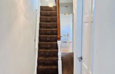 Charming End of Terrace Home with Garden - Foto 19