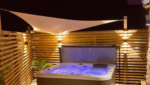 Tranquil retreat with hot tub - Foto 4