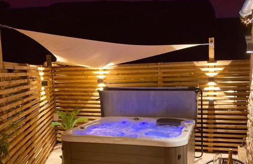 Tranquil retreat with hot tub - Photo 4
