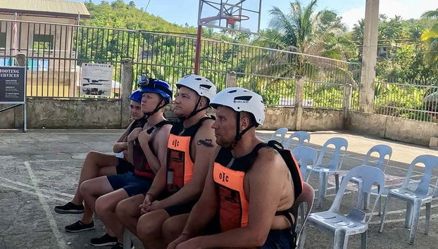 Com os coletes salva-vidas colocados