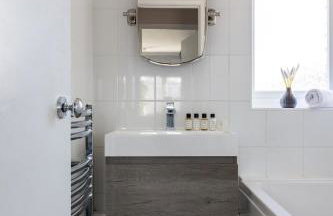 Clicketts - 3-Bedroom, Full Entire House, Sleeps 6 guests, Free wifi, Street Parking, Smart TV, Basildon, Essex London - Foto 29