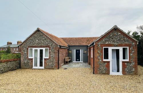 Bromholme Cottage Bacton - Sleeps 10, hot tub, close to beach - Photo 20