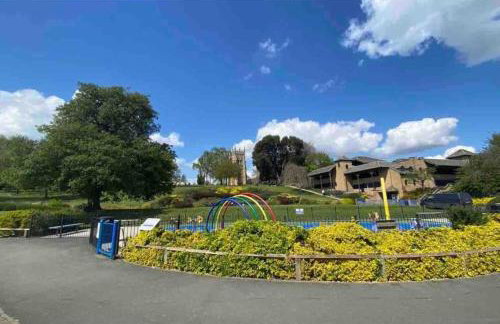 Freshly decorated apartment 10 mins from Cotswolds Child Friendly Great location with plenty of nearby free parking freestanding bath and outdoor private terrace area - Foto 27