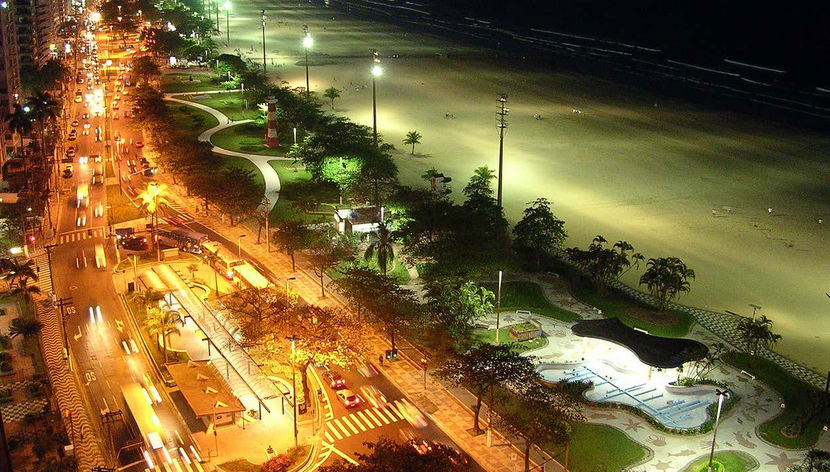 Vista noturna dos Jardins Monumentais de Santos