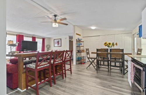 Spacious 2BR Retreat-10 minutes to the Beach! Pet Friendly! - Foto 17