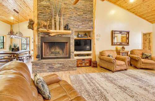 Rustic Lakeside Cabin on 3 Acres with Nature Views! - Foto 8