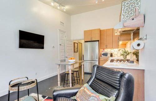 Porch with Swing and Kayaks Rural Mississippi Retreat - Foto 6