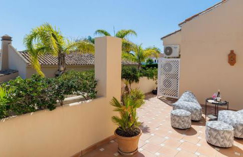 Charming Andalusian-Style Beach Villa - Foto 29