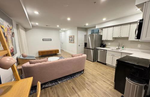 Stylish Cozy 2BR Apartment in DC - Photo 15