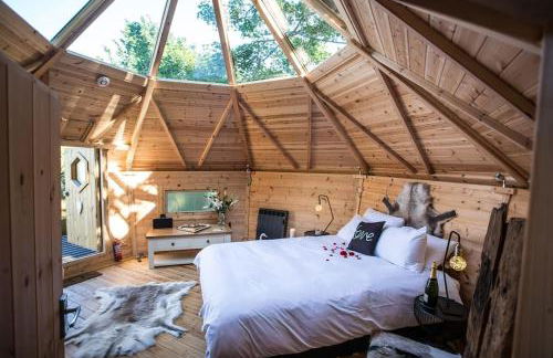 Romantic Treehouse with Hot Tub & BBQ Lodge - Foto 18