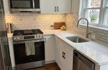 Center City Trinity with Roof Deck, Patio & Workspace - Foto 3