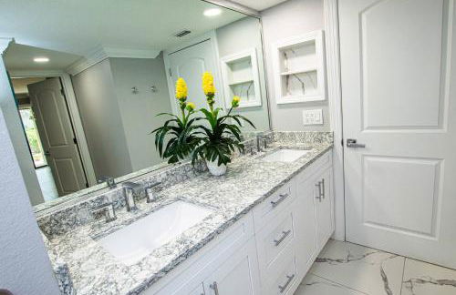 Newly Listed! 20 Percent Off! Golf and Tennis Community - Lavish Living - Foto 29