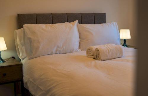 Pass the Keys Stylish 4 Bedroom Home with Parking in Borehamwood - Foto 2