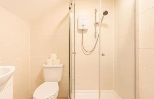 8 Person, 4 Bedroom Light, Warm & Modern Apartment - Foto 16