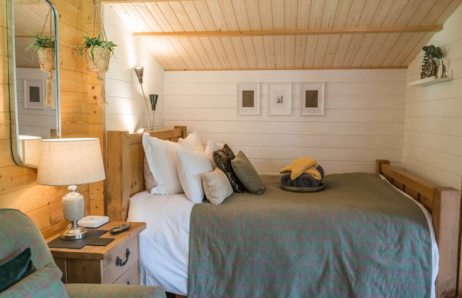 1-bed Cabin, 2 Adults, Wood Burning Hot Tub & Fire - Photo 5