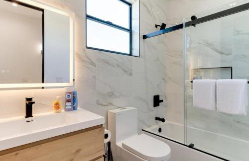 Modern Luxe Retreat Six-Bedroom - Photo 17