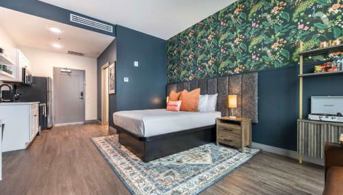 Bold and Bright Stay with Cher & Etta James Flair - Foto 2