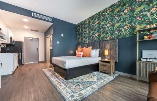 Bold and Bright Stay with Cher & Etta James Flair - Foto 2