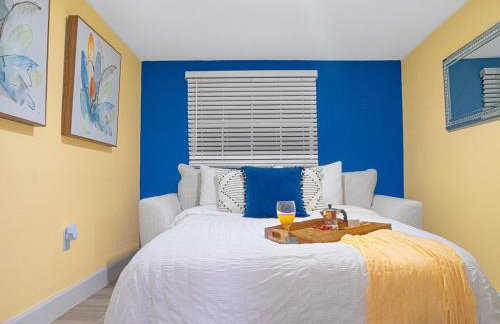 Tropical escape with fire pit near airport & stadium - Foto 16