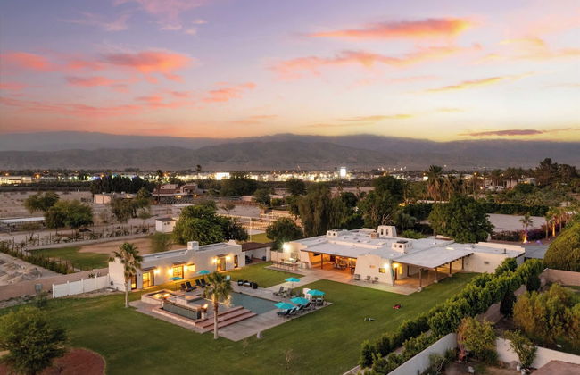 Sleeps 20! Architectural Mansion w/ Pool, Indoor Tennis Court, Game Room Starlight Estate by Avantstay - Foto 1