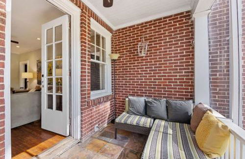 Luxurious Myers Park Living with Screened Porch - Foto 21