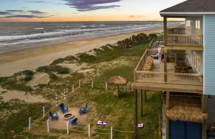 Noisywaves - Beachfront Paradise with Hot Tub, Yard, and Game Room - Foto 74