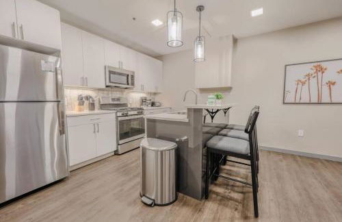 Charming 1 Bedroom Apt Laundry in Unit - Photo 6