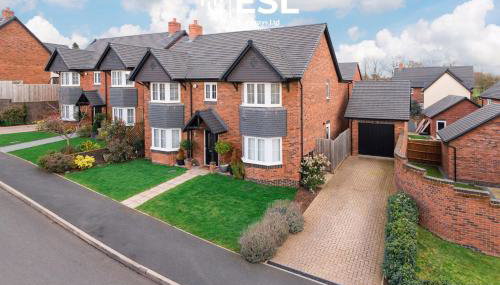 Large Modern 4 Bedroom House in Uttoxeter, Near Alton Towers, Great for Families - Foto 2, Garden