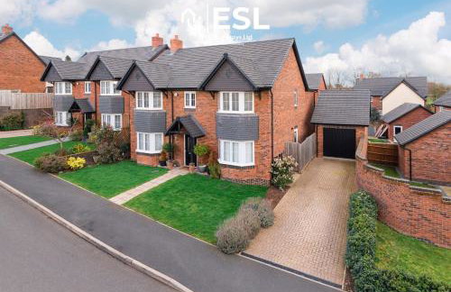 Large Modern 4 Bedroom House in Uttoxeter, Near Alton Towers, Great for Families - Foto 2