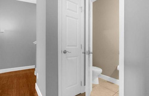 Vibrant 4BR Family Townhome 1 mile from Disney World and Disney Springs - Photo 56