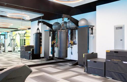 Chic East Side 1BR Apt with Balcony, Pool, and Gym - Foto 34