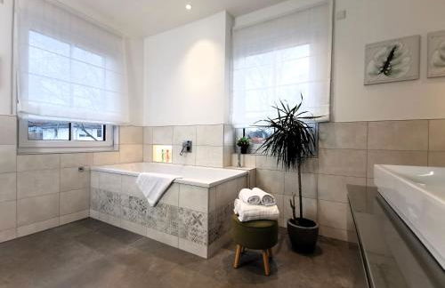 BohnApartments Luxury Villa Berlin - 210qm - Wintergarten - Kamin - 4 kostenlose Parkplätze - 6 Schlafzimmer - Neubau - Luxusausstattung - Foto 16