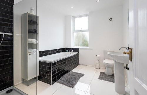 Cheadle village - Photo 16