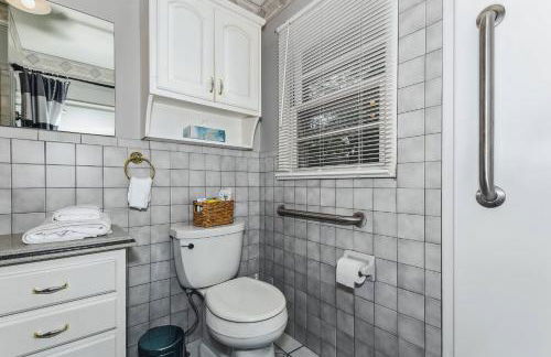 HotTub, King & PoolTable~East Wichita - Foto 29