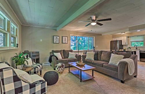 Deck and Gas Grill Modern East Stroudsburg Home! - Foto 3