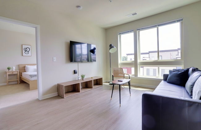 Stylish 2BR Condo in Alexandria - Photo 10