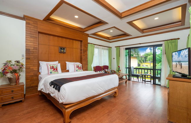 Bright Luxury Villa W Garden Pool & Sauna - Photo 4