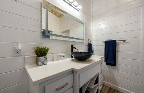 Diamond Cabin w/ jet shower & secluded back deck! - Foto 42