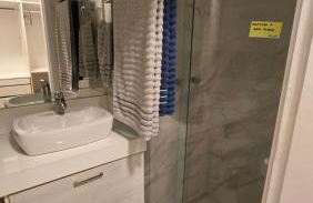 2 qrts c suíte, ar condicionado, piscina infantil e adulto, parquinho, estacionamento privativo, portaria 24hrs, self checkin, indicado pra família c crianças, casais e hóspedes a trabalho - Foto 13