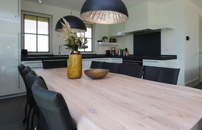 Villa by the Water With Sauna and Terrace - Foto 18