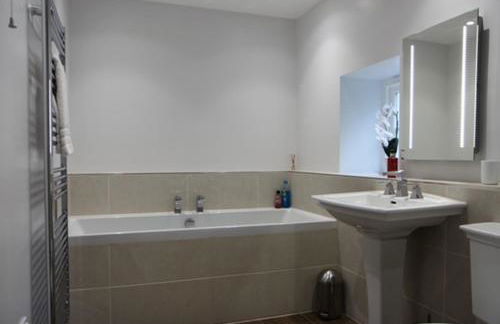 Charming St Davids Cottage with Cathedral Views - Photo 7