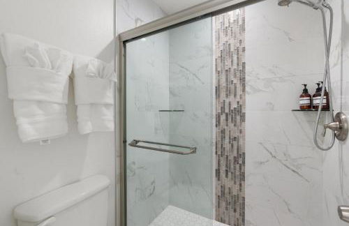 Mid-Century, Two-story with private Balconies & Pool view - Foto 27