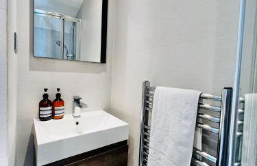 Modern 5 Bed 3 Bath House - Photo 13