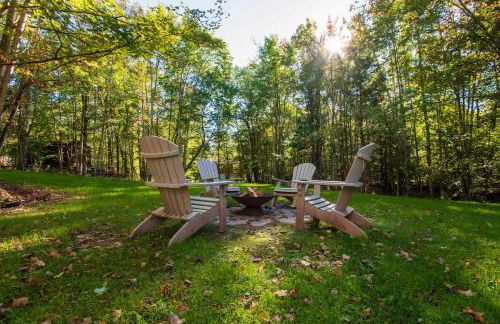 Retro Retreat Charming Home with Hot Tub & Fire Pit - Foto 1