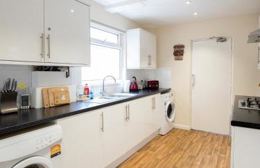 4 bed rooms 5 double beds holidays house near train station - Foto 13