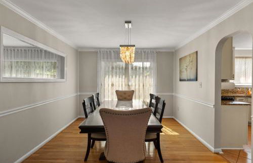 5 BedRooms Family retreat with GameRoom Near DC & Qunatico - Photo 3