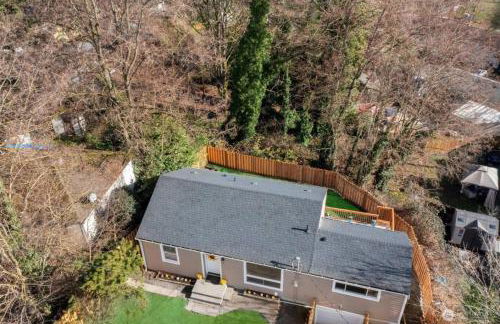 Chic 3BR 2BA Duplex w Serene View BBQ near airport - Foto 26