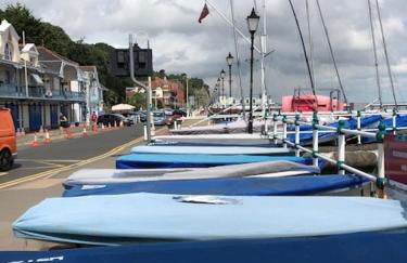 FREE DOG STAY - LARGE APARTMENT - Walk in Shower -FULL Kitchen - Free On Street Parking, NETFLIX - Super Fast WiFi - DVD's-Welcome Tray - No Deposits - Just Meters from Gavin n Stacey Film House - Foto 19