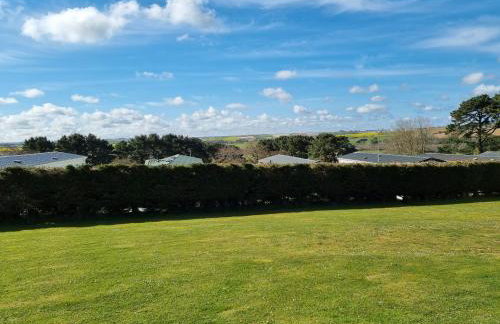 Cozy 3 bedroom Caravan, Sleeps 8, at Parkdean Newquay Holiday Park - Foto 110