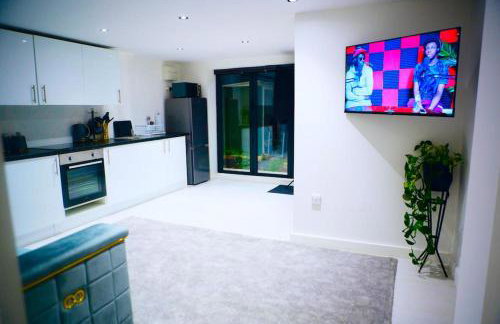 Perfect 1 Bed Apartment Sleeps 5 1 Kingsize bed 1 double Sofabed & Foldable Single bed Free Parking Wifi good transport network shopping Holiday Makers Families Contractors in North London - Photo 13